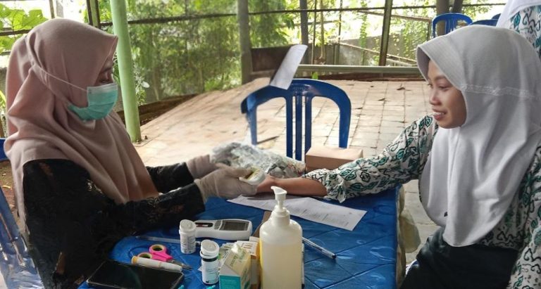 20-250829065834berita14180_Salah_satu_pelajar_kanan_melakukan_cek_kesehatan_di_SMAN_1